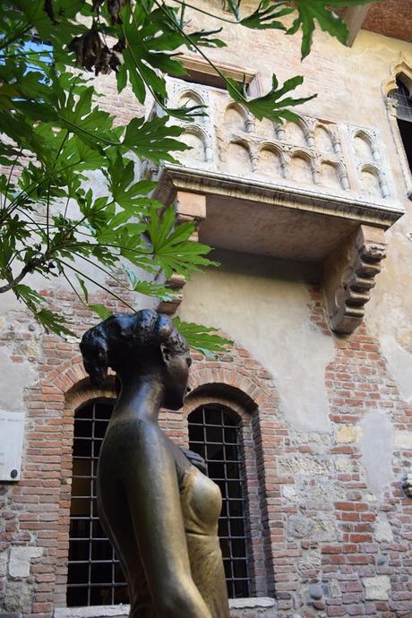 07_Statue-und-Balkon-der-Julia-Casa-di-Giulietta-Verona-Italien