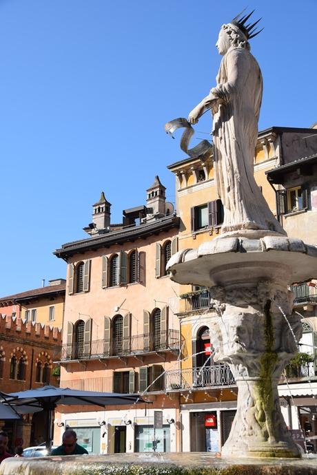 05_Piazza-delle-Erbe-Brunnen-Statue-Madonna-Verona-Italien