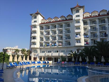 Side Serenis - Blick aufs Hotel vom Pool aus