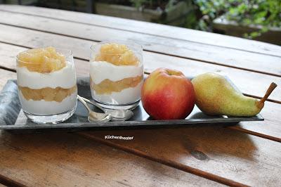 Apfel-Birnen-Grütze mit Vanillequark