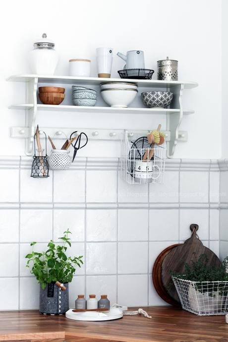 Dekodonnerstag mit Küchen Details von Räder, Gewürzdosen und Regal mit weißen und holzfarbenen Accessoires
