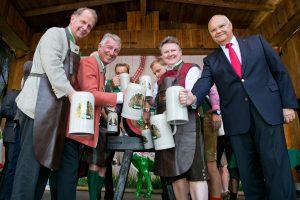 BILD zu OTS - Beim Bieranstich: v.l.n.r.: Markus Liebl, Helmut Mdlhammer, Michael Ludwig, Harry Kopietz