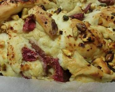 Hefekranz mit Feigen, Honig, Pistazien und Feta