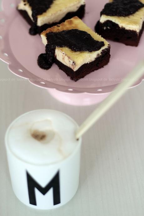 Brownies mit Cheesecake-Topping und Design Letters Tasse 