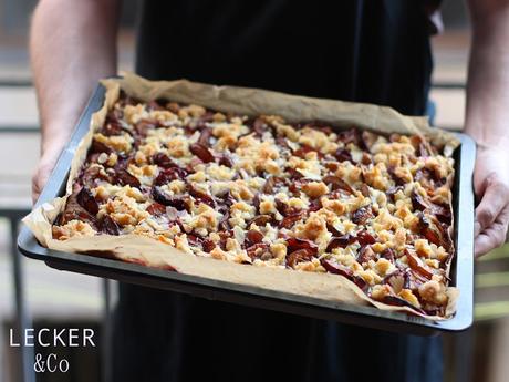 Zwetschgenkuchen Zwetschgen, Pflaumen, Blechkuchen, Zwetschgen Blech Kuchen, Blechkuchen, Hefeteig, Streuselkuchen, Zwetschgenstreusel, Zwertschgenstreuselkuchen, Pflaumenkuchen, Herbst, Rezept, Kuchen Rezept, einfach, Hefe, Mandelstreusel, Streusel, Herbstfrüchte, Foodblogger, LECKER&CO, Lecker und co, leckeurndco, Tina Kollmann