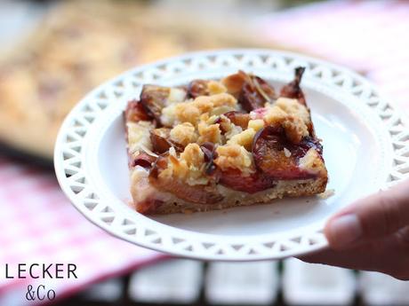 Zwetshgenkuchen mit Mandelstreuseln Zwetschgen, Pflaumen, Blechkuchen, Zwetschgen Blech Kuchen, Blechkuchen, Hefeteig, Streuselkuchen, Zwetschgenstreusel, Zwertschgenstreuselkuchen, Pflaumenkuchen, Herbst, Rezept, Kuchen Rezept, einfach, Hefe, Mandelstreusel, Streusel, Herbstfrüchte, Foodblogger, LECKER&CO, Lecker und co, leckeurndco, Tina Kollmann