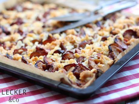 Zwetschgenkuchen mit Mandelstreuseln Zwetschgen, Pflaumen, Blechkuchen, Zwetschgen Blech Kuchen, Blechkuchen, Hefeteig, Streuselkuchen, Zwetschgenstreusel, Zwertschgenstreuselkuchen, Pflaumenkuchen, Herbst, Rezept, Kuchen Rezept, einfach, Hefe, Mandelstreusel, Streusel, Herbstfrüchte, Foodblogger, LECKER&CO, Lecker und co, leckeurndco, Tina Kollmann
