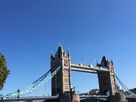 london-im-rollstuhl-tower-bridge
