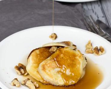 Buttermilch-Pancakes mit Ahornsirup und Walnüssen im Severin Smoothie Mix & Go [enthält Werbung]