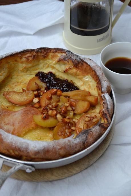 Ofenpfannkuchen mit Ahornsirup glasierten Äpfeln / Dutch Baby Pancake with Maple Syrup Glazed Apples (Deutsch & English)