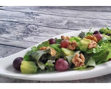 Herbstsalat mit Trauben und Nüssen