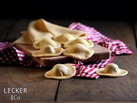 Ravioli Ravioli Rezept, Tortellini, Pasta, homemade, selbstgemachte Pasta, Pastateig, Nudelteig, Foodblogger, Rezept, Tina Kollmann, lecker und co, leckerundco, LECKER&Co, lecker co, foodblog fürth, weißer Trüffel, Trüffelfüllung, Frischkäsefüllung, Nudelfüllung, Mandeln, Minze, Zitrone, weißer Trüffel