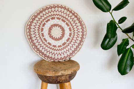 Do it yourself | DIY | Anleitung für eine runde, selbst gehäkelte Kissenhülle aus Baumwollgarn in zwei Farben