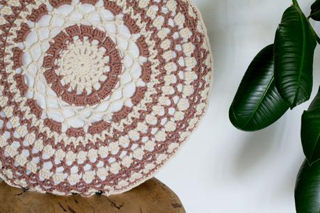 Do it yourself | DIY | Anleitung für eine runde, selbst gehäkelte Kissenhülle aus Baumwollgarn in zwei Farben