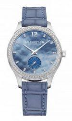 Ein Uhrenmodell de luxe in zartem Blau
