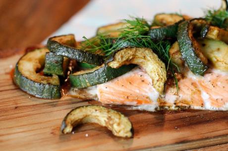 Gesundes Grillrezept - Geplankter Lachs vom Grill mit Gurke