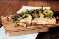 Gesundes Grillrezept - Geplankter Lachs vom Grill mit Gurke