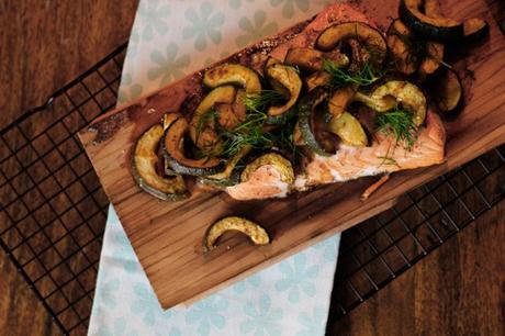 Gesundes Grillrezept - Geplankter Lachs vom Grill mit Gurke