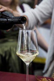 Main Bayern Wein Silvaner im Kuenstlerhaus einschenken