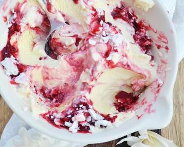 Heiße Liebe! Vanille-Joghurt-Eis mit Himbeerswirl und Baiserstückchen