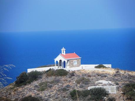Die Kapelle vor tiefblauem Meer begrüßt mich nach jedem Ausflug