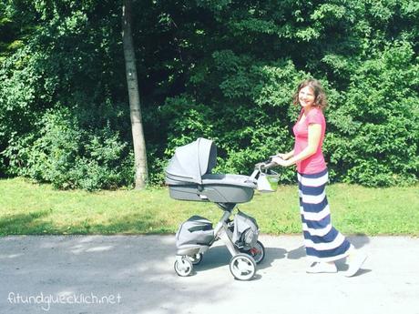Hello Baby Stadtpark - Mama mit Kinderwagen