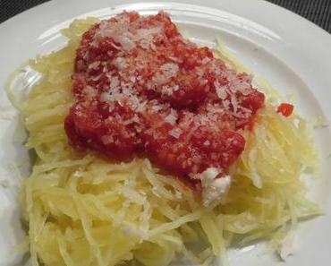 Spaghettikürbis mit Tomatensauce