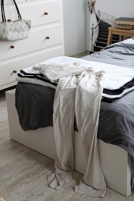 Mach´s Dir gemütlich im Schlafzimmer! Mit natürlich-wärmenden Materialien, schicker Bettwäsche und weichen Decken durch die kalte Jahreszeit! I feel good! Blick aufs Bett mit Schlafanzug