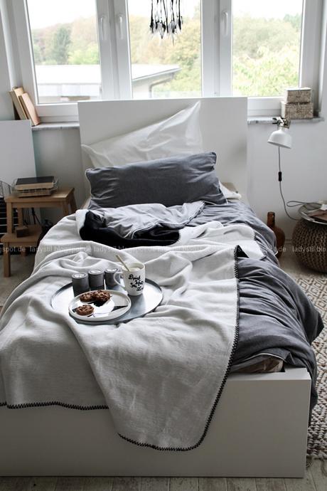 Mach´s Dir gemütlich im Schlafzimmer! Mit natürlich-wärmenden Materialien, schicker Bettwäsche und weichen Decken durch die kalte Jahreszeit! I feel good! Kuschelig weiche Bettwäsche und Decken in grau weiß schwarz auf dem Bett