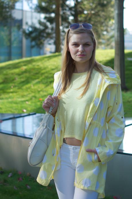 yellowgirl_outfit-unisa-schuhe-gelber-regenmantel_8