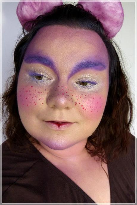 niedliches Make-up rosa lila mit Sommersprossen