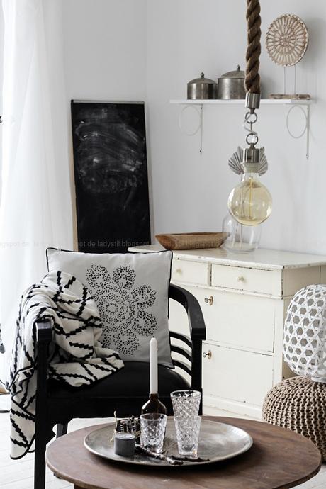 Interiorpost, Schwarz Weiß Holz Einrichtung in Küche, Esszimmer und Wohnzimmer, Herbstdeko