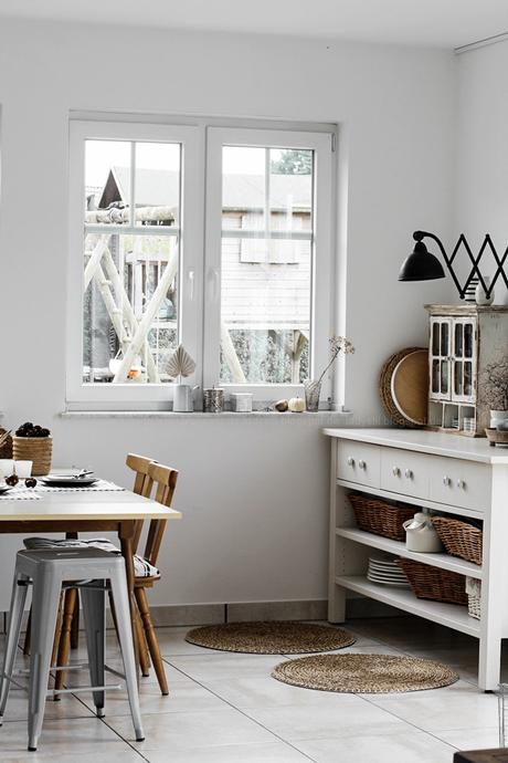 Interiorpost, Schwarz Weiß Holz Einrichtung in Küche, Esszimmer und Wohnzimmer, Herbstdeko