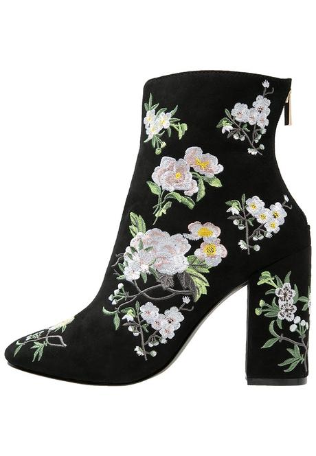 Floral on the floor – Schuhe mit Blumenmuster