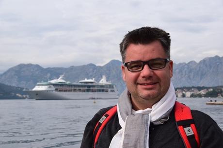 11_Kreuzfahrtblogger-Daniel-Dorfer-vor-Kreuzfahrtschiff-Royal-Caribbean-Vision-of-the-Seas-Kotor-Montenegro