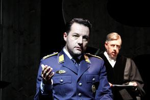 Szenenfoto von der Aufführung am Staatstheater Nürnberg: Marco Steeger als Major Koch, Heimo Essl als Richter