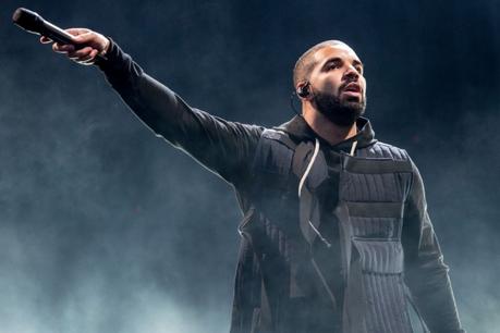 Drake stellt Video zu „Sneakin“ online!