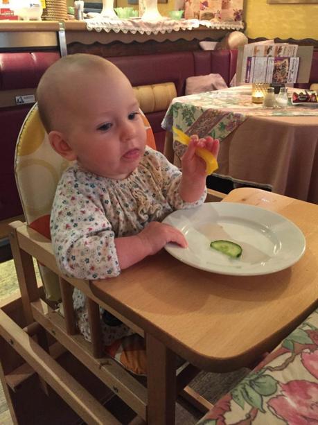 Baby Wed Leaning – meine Tochter isst kleine Gemüsestücke