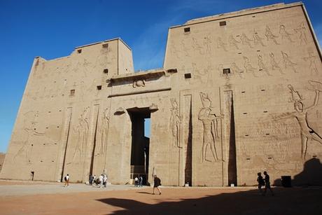 08_Pylon-Horus-Tempel-Edfu-Aegypten-Nil-Nilkreuzfahrt_Horus-Tempel-Edfu-Aegypten-Nil-Nilkreuzfahrt