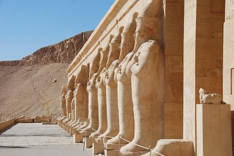 03_Saeulen-am-Tempel-der-Hatschepsut-Luxor-Aegypten-Nilkreuzfahrt