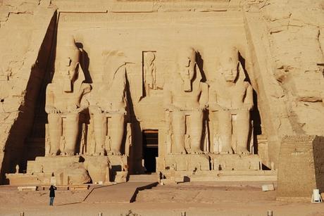 19_Tourist-in-Abu-Simbel-Hathor-Tempel-Aegypten-Nilkreuzfahrt