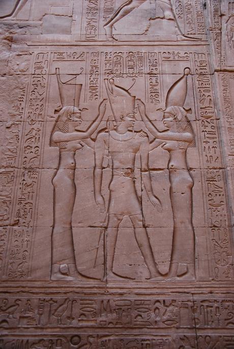 09_Kroenung-des-Pharao-als-Relief-im-Horus-Tempel-Edfu-Aegypten-Nil-Nilkreuzfahrt