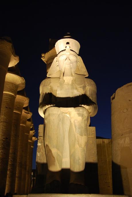 26_Ramses-Statue-im-Luxor-Tempel-Abends-Nil-Nilkreuzfahrt-Aegypten