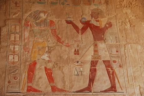 04_farbiges-Relief-im-Tempel-der-Hatschepsut-Luxor-Aegypten-Nilkreuzfahrt