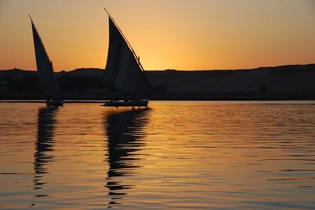 18_Feluken-im-Sonnenuntergang-Nil-Assuan-Aegypten