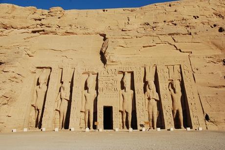 20_Allein-in-Abu-Simbel-Hathor-Tempel-Aegypten-Nilkreuzfahrt