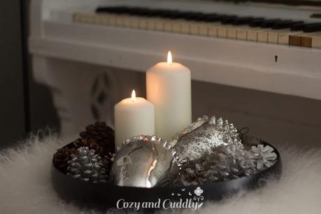 Weihnachtsdeko mit Bauernsilber und ein Klavier