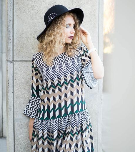 Outfit: Seventies Dress with Trumpet Sleeves and Floppy Hat