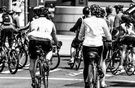 Bild Gruppe Fahrradfahrer auf der Straße. Kuriose Feiertage - 22. November - Mach-eine-Spritztour-Tag – der amerikanische Go For A Ride Day (c) 2016 Sven Giese-2