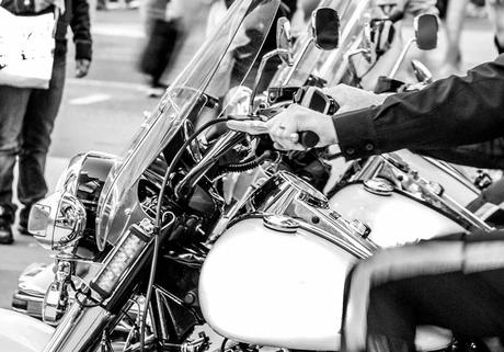Bild Motorradlenker im Detail. Kuriose Feiertage - 22. November - Mach-eine-Spritztour-Tag – der amerikanische Go For A Ride Day (c) 2016 Sven Giese-1